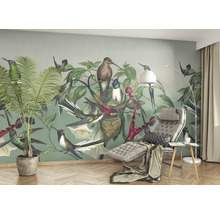 Wohnzimmer mit Tapete mit Vogelmotiven und tropischen Pflanzen