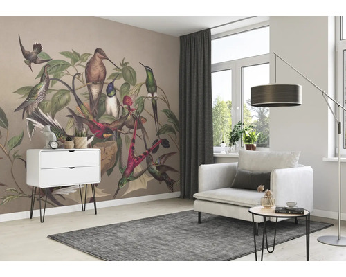 Wohnzimmer mit Vogel-Tapete, Sessel, Teppich und Kommode für eine helle und freundliche Atmosphäre