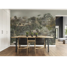 Esszimmer mit Fototapete Dschungelmotiv, Esstisch und Stühlen.