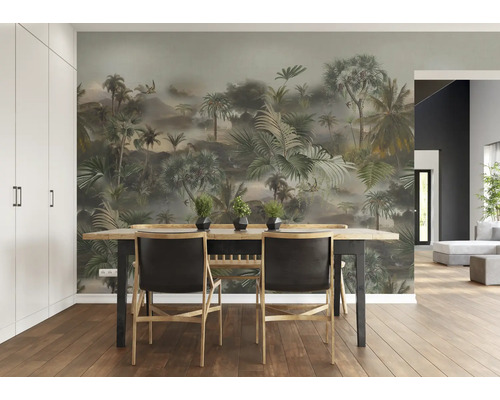 Esszimmer mit Fototapete Dschungelmotiv, Esstisch und Stühlen.