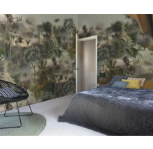 Schlafzimmer mit Dschungeltapete, Bett, Stuhl und Teppich für eine natürliche Atmosphäre
