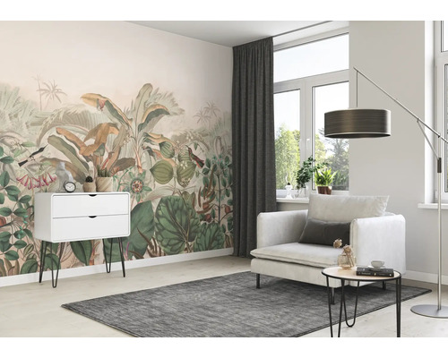 Wohnzimmer mit Dschungel-Fototapete, Sessel und Kommode