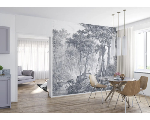 Esszimmer mit Dschungel-Fototapete, Esstisch und Stühlen.