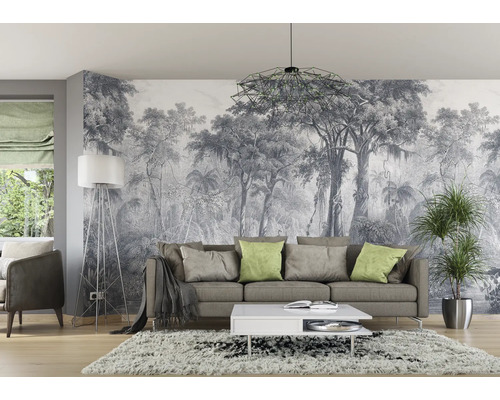 Wohnzimmer mit Sofa, Couchtisch, Stehlampe und Dschungeltapete