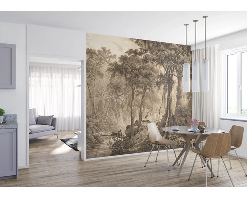 Heller Raum mit Esstisch und Tapete mit Waldmotiv