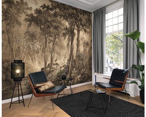 Wohnzimmer mit gemusterter Tapete, Sesseln, Teppich und Stehlampe