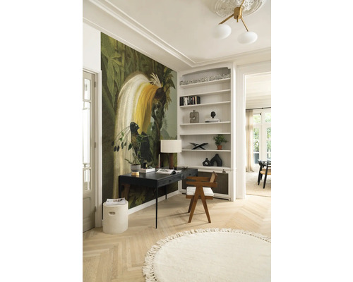 Helles Arbeitszimmer mit Schreibtisch, Stuhl, Bücherregal und einer Wandtapete mit Vogelmotiv