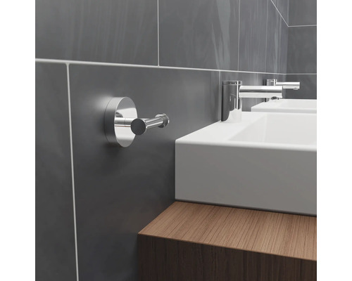 Badezimmer mit Waschbecken, Armaturen und Kleiderhaken