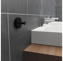 Badezimmer Szene mit Waschbecken, Armaturen und schwarzem Haken