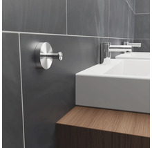 Badezimmer mit Handtuchhaken und Waschbecken