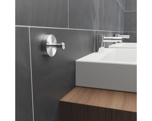 Badezimmer mit Handtuchhaken und Waschbecken