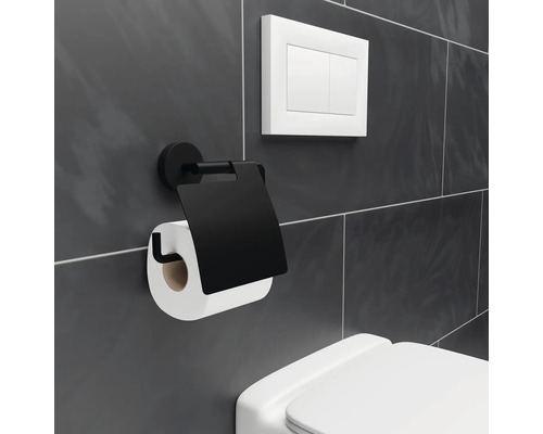 Toilettenpapierhalter mit Deckel und Betätigungsplatte an der Wand