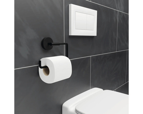 Toilettenpapierhalter aus Metall mit Toilettenpapierrolle neben einer Toilettenspülung