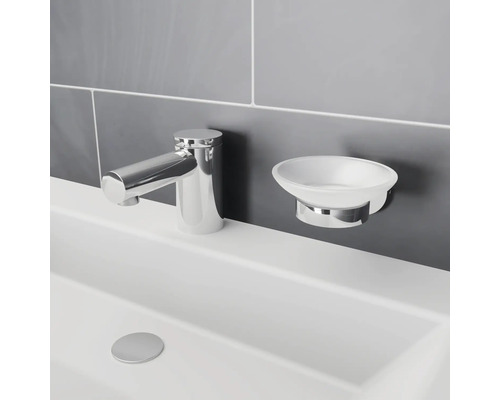 Waschbeckenarmatur und Seifenschale im Badezimmer