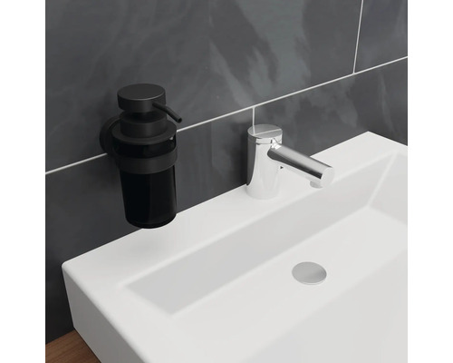 Waschbecken mit Armatur und Seifenspender zur Wandmontage