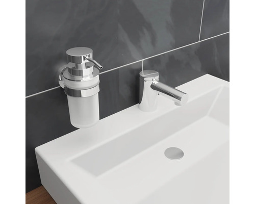 Waschbecken mit Seifenspender und Armatur