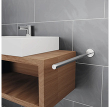Badezimmerwaschbecken mit Waschtisch und Handtuchhalter