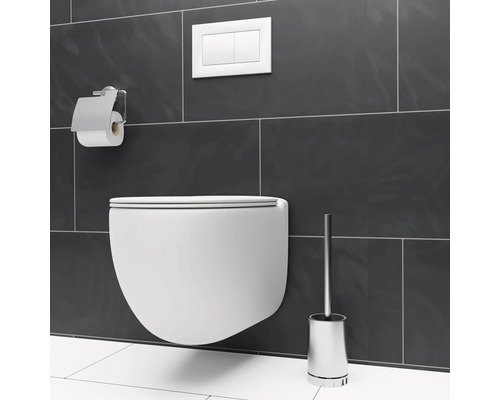 Wandhängendes WC mit Toilettenpapierhalter, Spültaste und Toilettenbürste