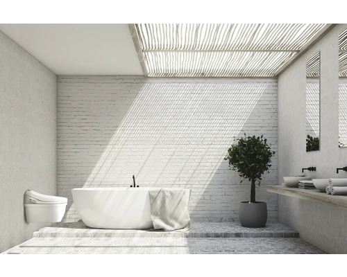 Helles Badezimmer mit Badewanne, Toilette, Waschbecken und Pflanze für ein modernes Ambiente