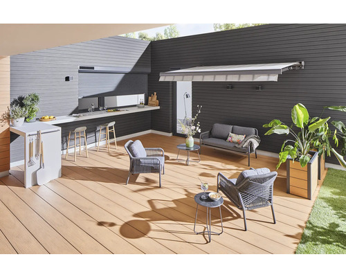 Terrasse mit Sitzgelegenheiten, Outdoor-Küche und Markise