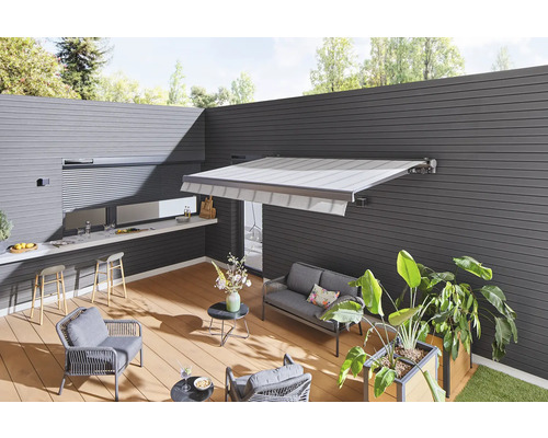 Terrasse mit Markise, Sitzmöbeln und Pflanzgefäßen