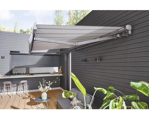 Terrasse mit Markise, Gartenmöbeln und Außenküche