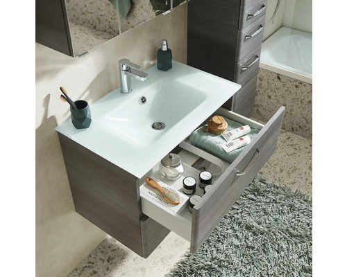 Badezimmer mit Waschbeckenunterschrank, Waschtisch und offenem Schubladenfach