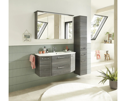 Badezimmer mit Waschtischunterschrank, Spiegelschrank und Hochschrank in Holzoptik