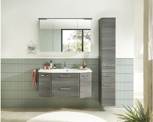 Modernes Badezimmer mit Waschtischunterschrank, Spiegelschrank und Hochschrank