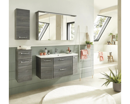 Badezimmer mit Waschtisch, Spiegelschrank und Hochschrank in Holzoptik