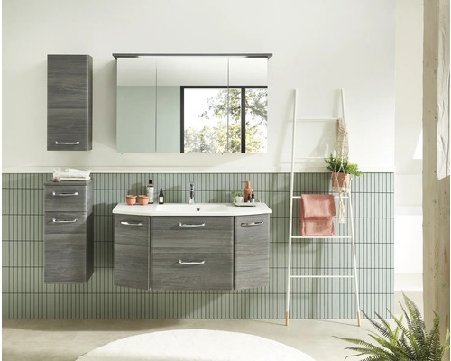 Badezimmer mit Waschtisch, Spiegelschrank und Hochschrank in Holzoptik