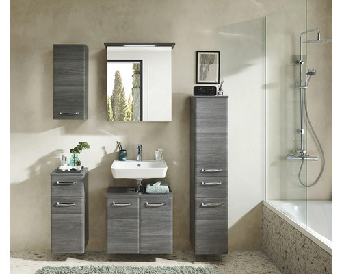 Badezimmer mit Waschbecken, Spiegelschrank, Hochschrank und Unterschrank in Holzoptik