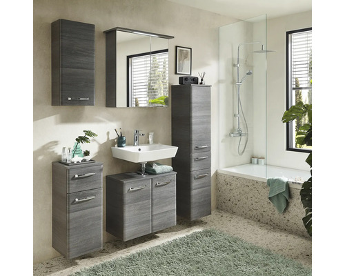 Helles Badezimmer mit Waschbecken, Spiegelschrank, Hochschrank, Unterschrank und Badewanne