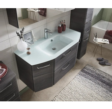 Badezimmer mit Waschtischunterschrank, Waschbecken, Spiegel und Badewanne für eine helle und organisierte Atmosphäre.