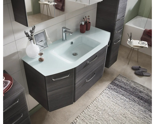 Badezimmer mit Waschtischunterschrank, Waschbecken, Spiegel und Badewanne für eine helle und organisierte Atmosphäre.