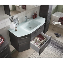 Badezimmer mit Waschbeckenunterschrank, Waschbecken, Armatur und geöffneter Schublade