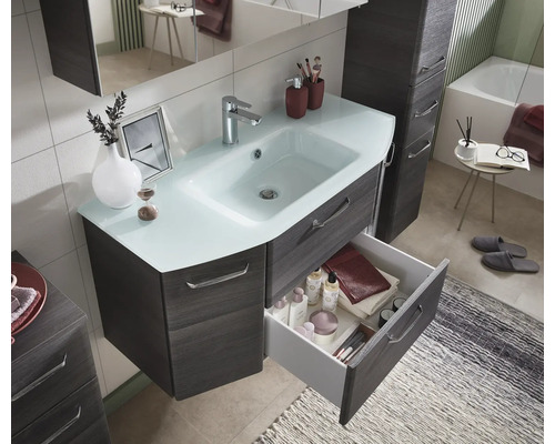 Badezimmer mit Waschbeckenunterschrank, Waschbecken, Armatur und geöffneter Schublade