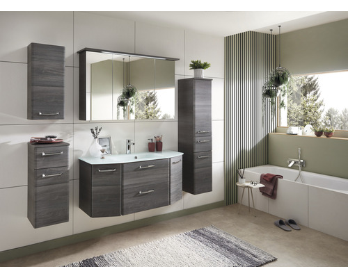 Helles Badezimmer mit Waschtisch, Spiegelschrank, Hängeschränken und Badewanne in Holzoptik