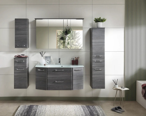 Badezimmer mit Waschtisch, Spiegel, Hängeschränken und dekorativen Elementen für ein modernes Ambiente