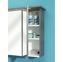 Offener Spiegelschrank im Badezimmer mit verschiedenen Badartikeln