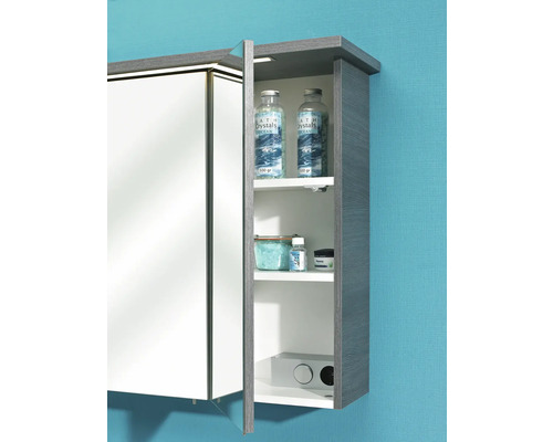 Offener Spiegelschrank im Badezimmer mit verschiedenen Badartikeln