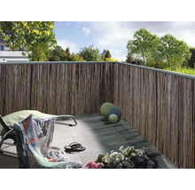 Balkon mit Sichtschutz aus Naturmaterialien, Liegestuhl und Dekoration