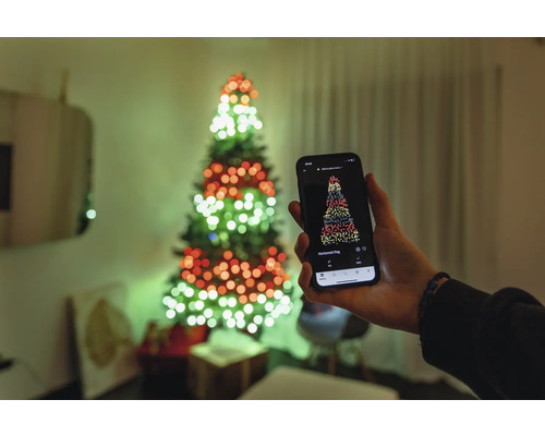Weihnachtsbaum mit Lichterketten, gesteuert über eine Smartphone-App.