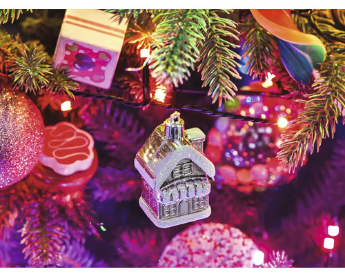 Geschmückter Christbaum mit Christbaumschmuck in Hausform, Kugeln und Lichtern