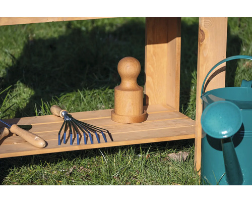 Gartenszene mit Holzregal, Gartenwerkzeugen und Gießkanne