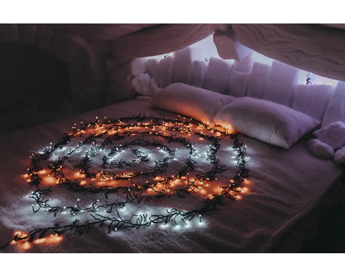 Bett im Iglu mit Lichterkette