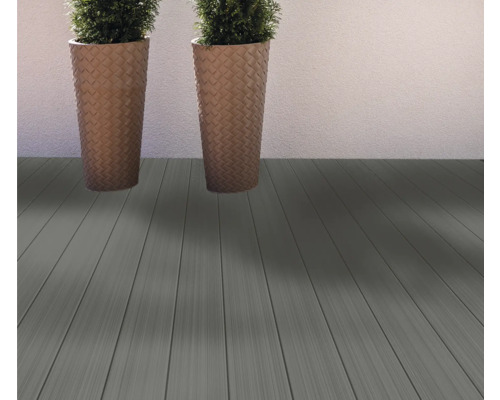 Terrassendielen aus Holz mit zwei Pflanzenkübeln