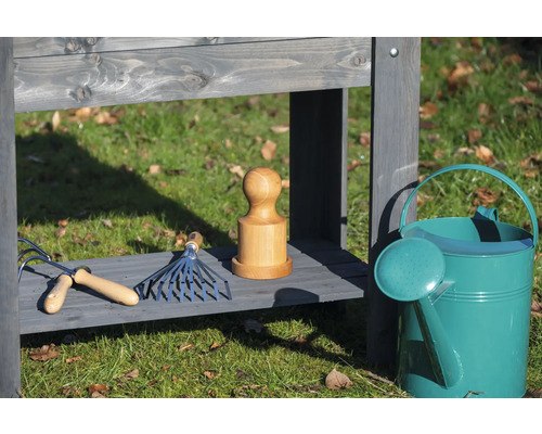 Gartentisch mit Gartengeräten und Gießkanne