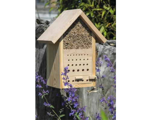 Insektenhotel aus Holz mit verschiedenen Nistmöglichkeiten für Insekten