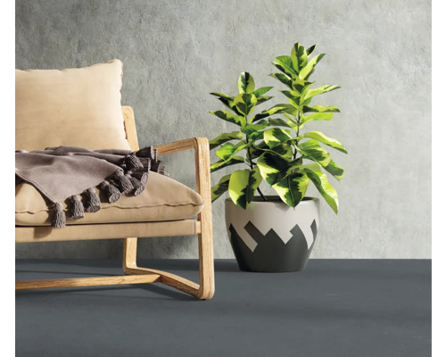 Innenaufnahme mit Sessel, Pflanze und Bodenbelag